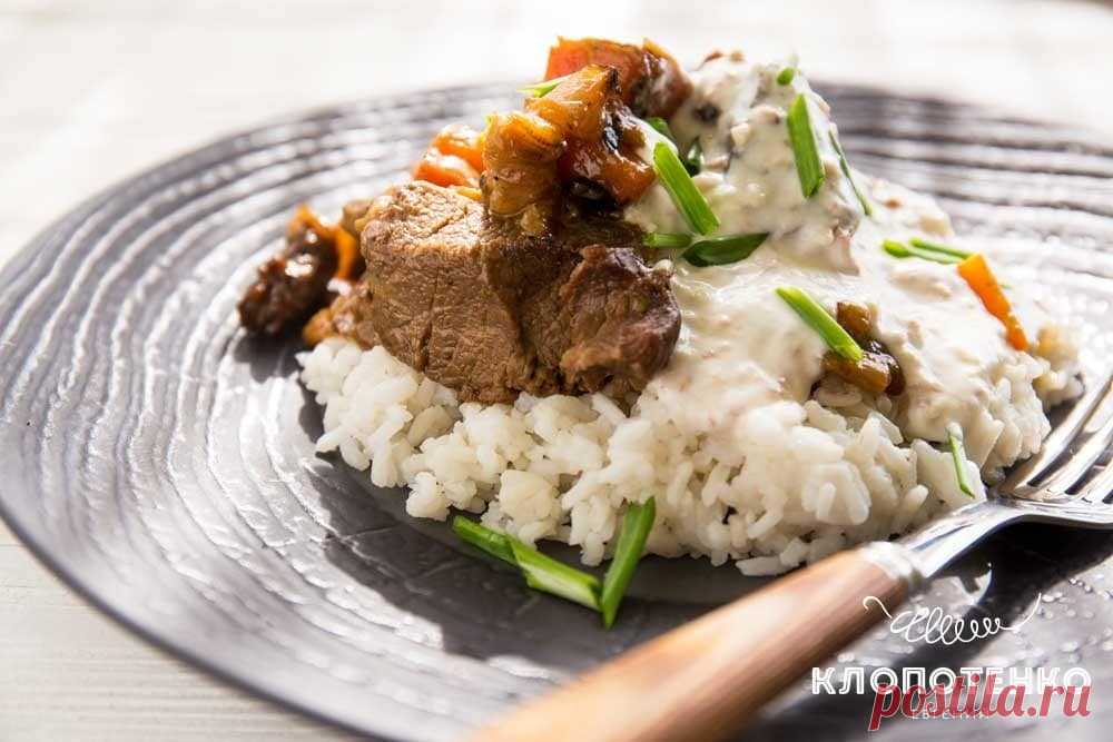 Мансаф: арабское жаркое из баранины с рисом Удивительно вкусное арабское жаркое из баранины с рисом и соусом из йогурта мансаф идеально подойдет для большого семейного застолья. Попробуйте, это удивительно вкусно.
