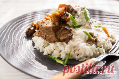 Мансаф: арабское жаркое из баранины с рисом Удивительно вкусное арабское жаркое из баранины с рисом и соусом из йогурта мансаф идеально подойдет для большого семейного застолья. Попробуйте, это удивительно вкусно.