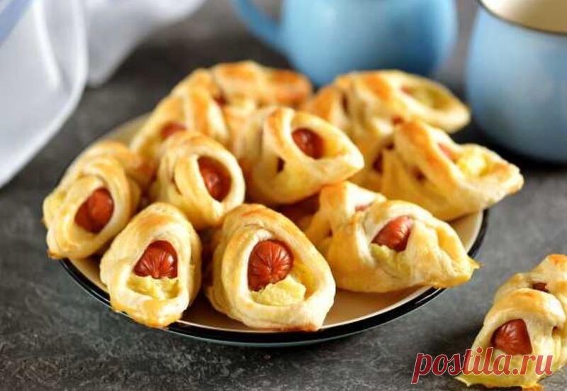 Сосиска В Тесте С Картошкой Сосиска в тесте с картошкой это отличная закуска получается вкусной - с хрустящим тестом, мягким пюре и ароматной сосиской.