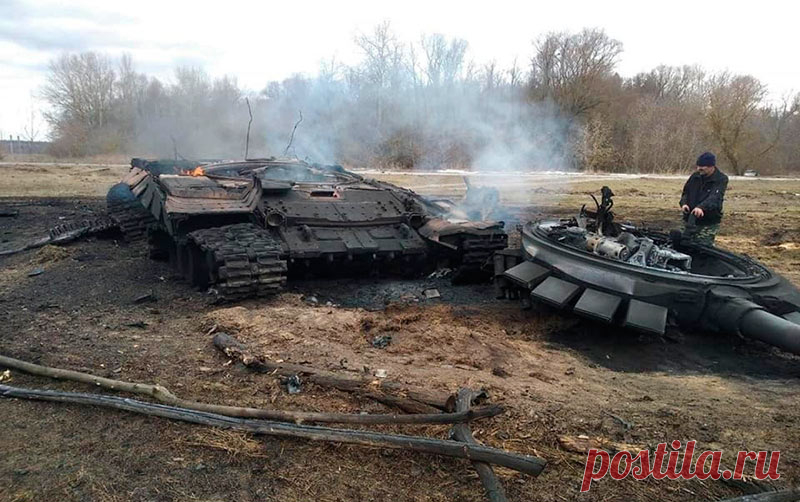 Почему у советских танков Т-72 так часто отрывает башню при попадании снаряда?