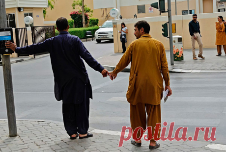 Почему в Индии мужчины ходят по улице, взявшись за руки