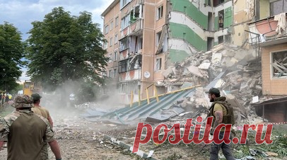 Военкор RT наблюдал за демонтажем крыши в Шебекино после обстрела ВСУ. Спасатели демонтировали часть крыши повреждённого при обстреле ВСУ дома в Шебекино, передаёт с места происшествия военкор RT Игорь Жданов. Она опасно нависала над завалами и мешала спасательным работам. Под обломками всё ещё могут находиться люди, уточнил Игорь. По последним данным, пострадали пять человек. Информации о погибших нет. Представители уполномоченного по правам человека РФ Татьяны Москальковой выехали в город.…