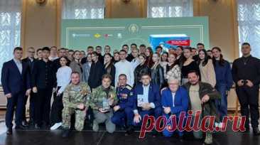 Олег Рой и фронтовые писатели и певцы представили новый проект в Доме Пашкова. В большом зале Дома Пашкова 1 июля состоялась презентация нового проекта российского писателя, общественного деятеля главы Комитета по духовно-патриотическому воспитанию Российского книжного союза Олега Роя, поэта-фронтовика Сергея Лобанова и Студии военных художников имени Грекова «Время героев». Читать далее
