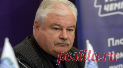 Плющев: новое правило КХЛ превращает игру в тараканьи бега. Бывший главный тренер сборной России Владимир Плющев раскритиковал новое правило в КХЛ, которое запрещает контролировать шайбу за воротами более трёх секунд. Читать далее