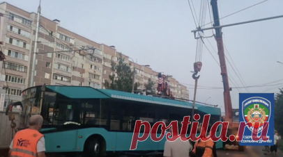 Зависший над провалом на дороге в Казани троллейбус передвинули с помощью кранов. Троллейбус, зависший над разрастающимся провалом на дороге в Казани, передвинули с помощью нескольких кранов. Читать далее