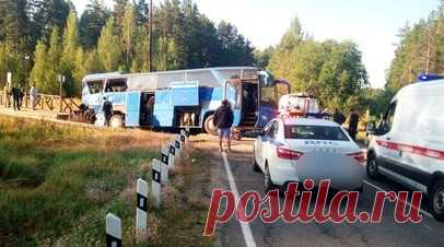Один погиб, 16 пострадали: что известно о ДТП с автобусом и поездом в Ленинградской области. Один человек погиб, ещё 16 пострадали при столкновении автобуса с грузовым поездом в Ленинградской области, сообщили региональные власти. Семь пострадавших находятся в тяжёлом состоянии. По информации МВД, в автобусе ехали туристы, направлявшиеся в монастырь Александра Свирского. Причиной аварии в МВД называют выезд автобуса на ж/д пути перед приближающимся поездом. Машинист применил экстренное…