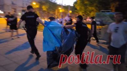 Полиция в Кишинёве ворвалась в палаточный городок протестующих. В Кишинёве полицейские начали разрушать палаточный городок, который установили протестующие. Участники акции выступают против действий властей, заявляя о давлении на оппозицию, и выражают поддержку башкану Гагаузии. Ранее Евгению Гуцул приговорили к семи годам тюрьмы за якобы нелегальное финансирование избирательной кампании в 2023 году. Она находится в СИЗО. Читать далее