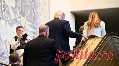 Трамп заявил, что мог погибнуть на вставшем эскалаторе на Генассамблее ООН. Американский лидер Дональд Трамп заявил, что они с женой Меланьей якобы могли погибнуть из-за внезапно остановившегося эскалатора в штаб-квартире ООН в Нью-Йорке. Читать далее