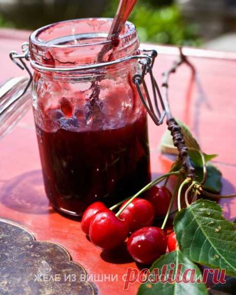 Желе из вишни с косточками