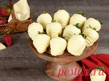 Клубника в белом: шоколадный ягодный десерт - праздничный рецепт как приготовить