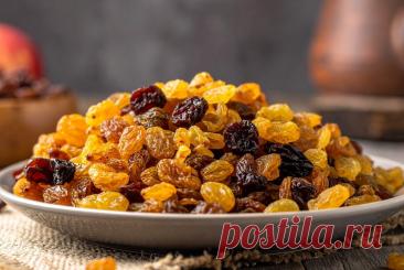 Как правильно мыть изюм, чтобы убрать всю грязь: многие совершают ошибку Сухофрукты требуют такого же тщательного мытья, как и свежие плоды, но многие хозяйки до сих пор делают это неправильно. Изюм — особенно проблемный продукт из-за своего небольшого размера и рельефной поверхности. Привычное полоскание в нескольких водах создает лишь иллюзию чистоты, смывая только