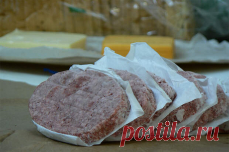 Секретные возможности вашей морозилки - Steak Lovers - 19 июня - Медиаплатформа МирТесен В любом холодильнике предусмотрено два отсека. Но если в основной мы заглядываем регулярно, по несколько раз в день, то морозильная камера открывается крайне редко. К чему лишний раз дергать дверцу, когда ничего нового там не появится, а завалявшиеся пельмени могут спокойно лежать еще пару лет. - 19 июня - 43044668416 - Медиаплатформа МирТесен