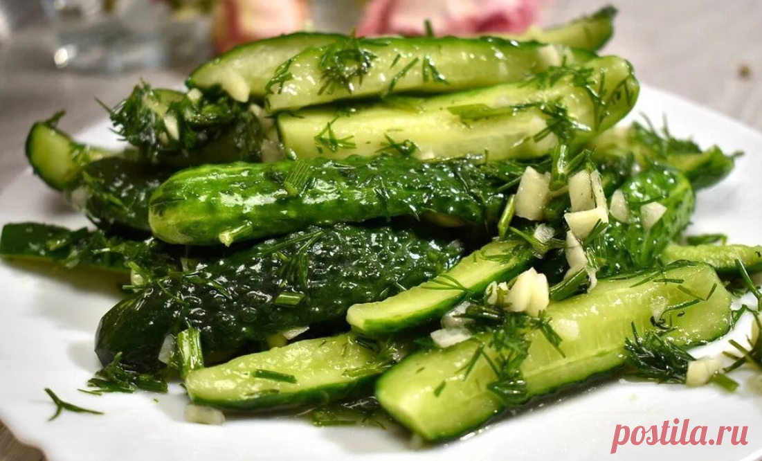 Малосольные огурцы на скорую руку Хрустящие и аппетитные малосольные огурцы на скорую руку. Настоящий кулинарный хит. Популярная закуска на все времена.ИНГРЕДИЕНТЫ	свежие огурцы - 1,5 кг	чеснок - 9 зубчиков	свежий укроп...