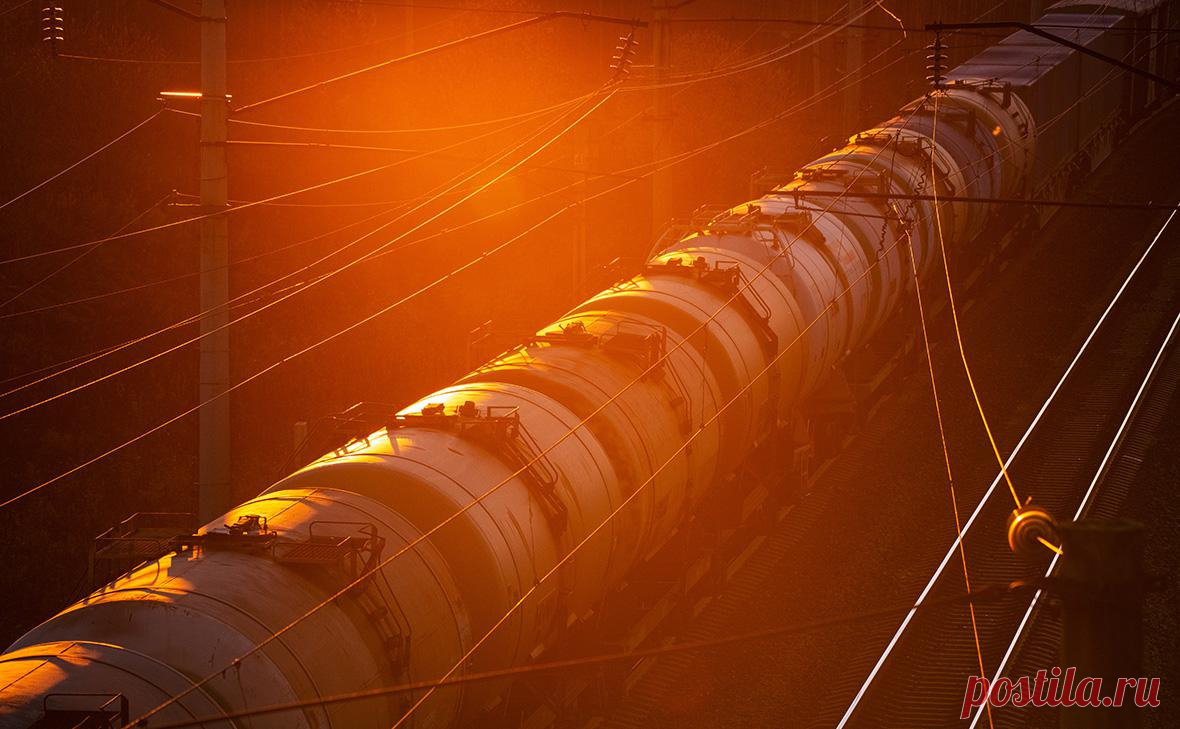 Bloomberg узнал, как на Индию может повлиять отказ от нефти из России. Индийские власти пока не приняли решение по импорту нефти из России несмотря на угрозы со стороны Трампа, пишет Bloomberg. Агентство отмечает, отказ от российской нефти вынудит Индию изменить цепочку поставок, что обойдется дороже