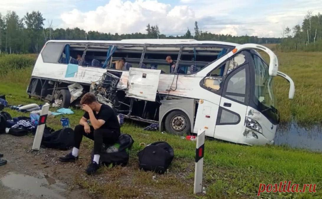 В Омской области в ДТП попал автобус с футболистами. Участниками аварии, помимо автобуса с футболистами, стали три грузовика и один легковой автомобиль BMW. Директор «Тюмени» Александр Попов рассказал, что в результате ДТП был госпитализирован один футболист