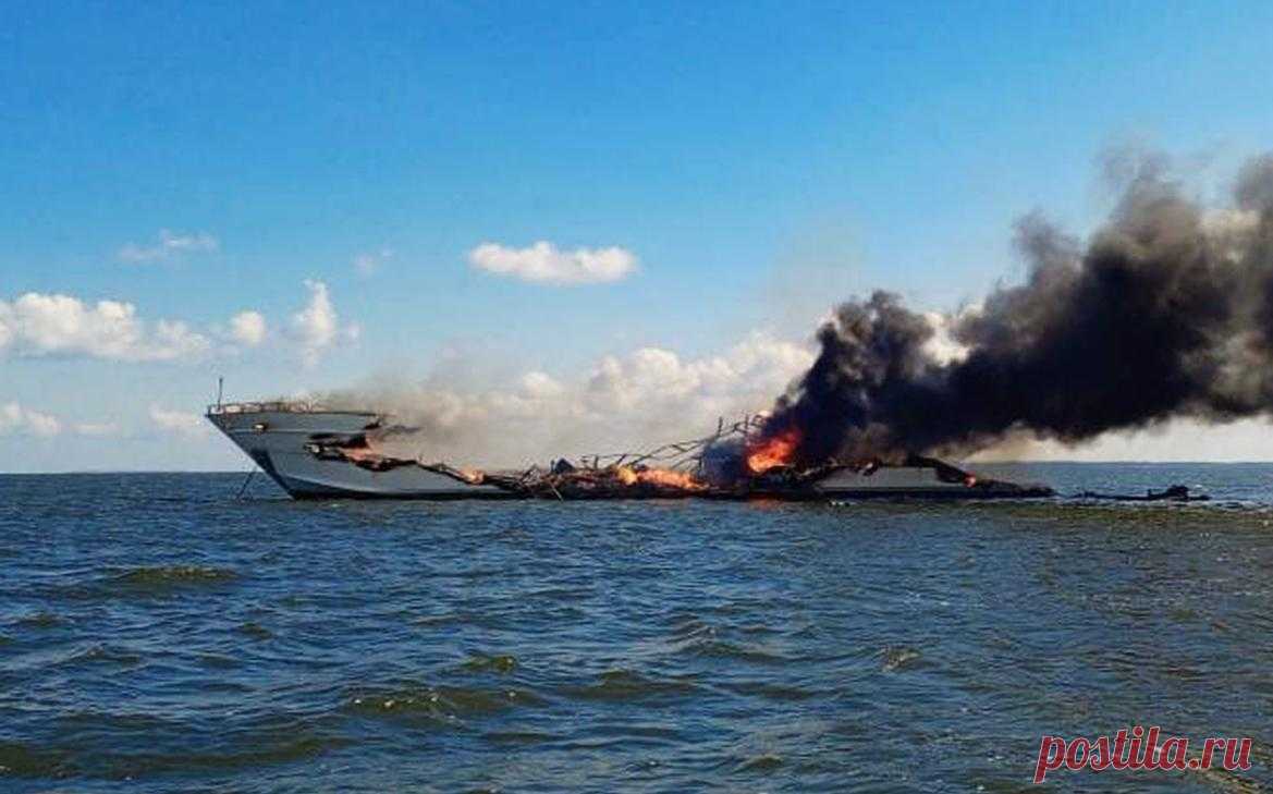 На Волге загорелось судно с пассажирами на борту. Судно загорелось на Волге в Саратовской области, надводная часть почти полностью сгорела, сообщило Западное межрегиональное следственное управление на транспорте СК.