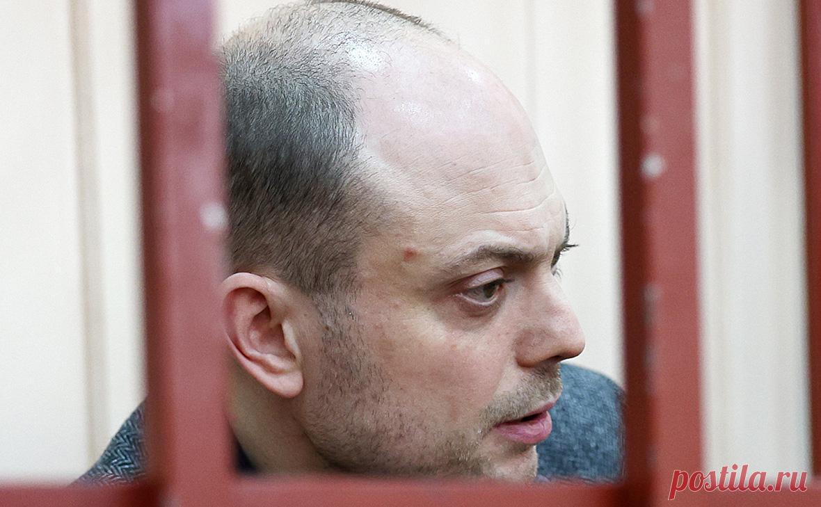 Кара-Мурзу перевели в колонии в помещение камерного типа на полгода. Кара-Мурза с января находился в ПКТ в течение четырех месяцев. Он отбывает наказание в омской колонии, по нескольким обвинениям, в том числе госизмене, его приговорили к 25 годам заключения