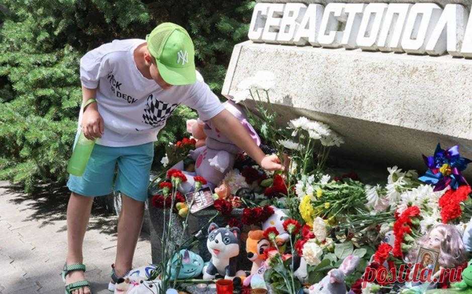 Россияне принесли цветы к мемориалам после теракта в Севастополе. В Москве к стеле городу-герою Севастополю в Александровском саду люди приносят цветы и игрушки, чтобы почтить память погибших при ударе Вооруженных сил Украины по городу, сообщил телеканал «Первый Севастопольский».