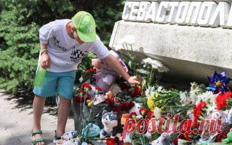 Россияне принесли цветы к мемориалам после теракта в Севастополе. В Москве к стеле городу-герою Севастополю в Александровском саду люди приносят цветы и игрушки, чтобы почтить память погибших при ударе Вооруженных сил Украины по городу, сообщил телеканал «Первый Севастопольский».