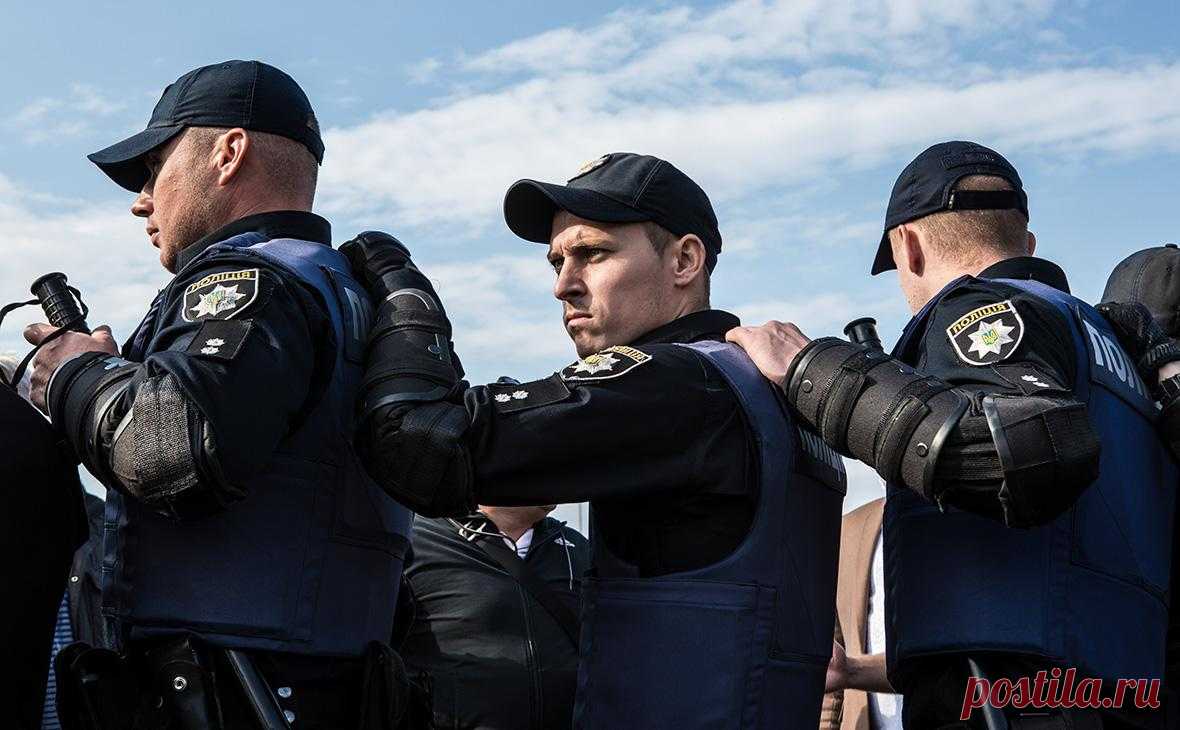 В Днепре задержали украинца за ложь о бомбах в школах Чехии и Словакии. Правоохранительные органы Украины, Чехии и Словакии задержали в Днепре (бывший Днепропетровск) украинца, которого подозревают в массовой рассылке ложных сообщений о минировании школ в Чехии и Словакии.