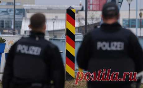 Politico узнала о плане ФРГ ввести проверки на границе с Польшей и Чехией. Решение принято на фоне «сложной» ситуации с мигрантами и просителями убежища, число которых в Германии резко возросло. В Польше недавно разразился скандал из-за выдачи виз ЕС за взятки людям из Африки и Азии