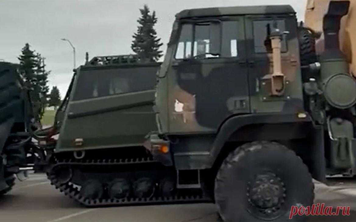 Дмитриев снял военную технику на базе, где проходит саммит на Аляске. На кадрах видны военный грузовик, бронетранспортер Stryker и гаубица. Переговоры России и США проходят на военной базе Эльмендорф-Ричардсон на Аляске