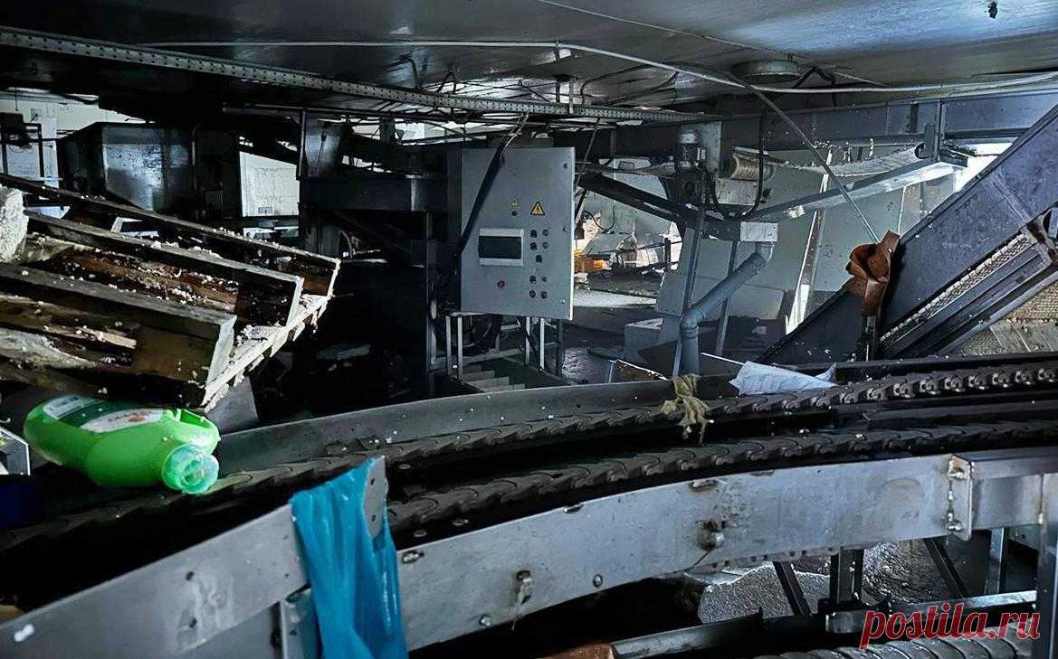 Появились фотографии разрушенного цунами рыбзавода на Курилах. Волна цунами, вызванного крупнейшим за 70 лет землетрясением на Курилах, накрыла все помещения рыбоперерабатывающего завода «Алаид» в Северо-Курильске на высоту 2,5 м.