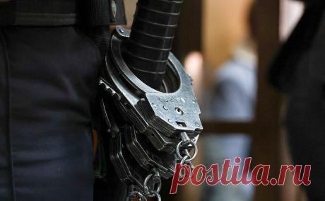 Мужчину приговорили к 15 годам лишения свободы из-за поджога военкомата. Александру Новогренко вменили две статьи: о теракте и сбыте наркотиков. В сентябре он бросил бутылку с зажигательной смесью в дверь военкомата, а также делал закладки наркотиков, на которых его и задержали