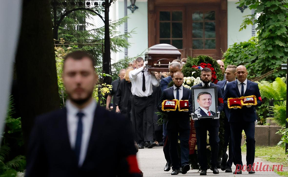 С могилы экс-министра транспорта Старовойта исчезли 17 венков. С могилы экс-министра транспорта Романа Старовойта пропало 17 венков.