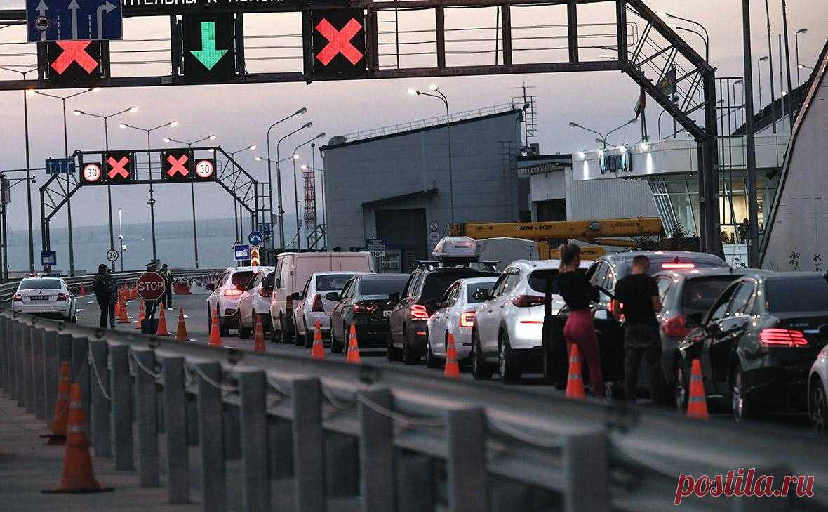 В очереди у Крымского моста скопилось более 1,8 тыс. машин. В очереди у Крымского моста со стороны Тамани находятся 1820 автомобилей, время ожидания составляет около четырех часов.