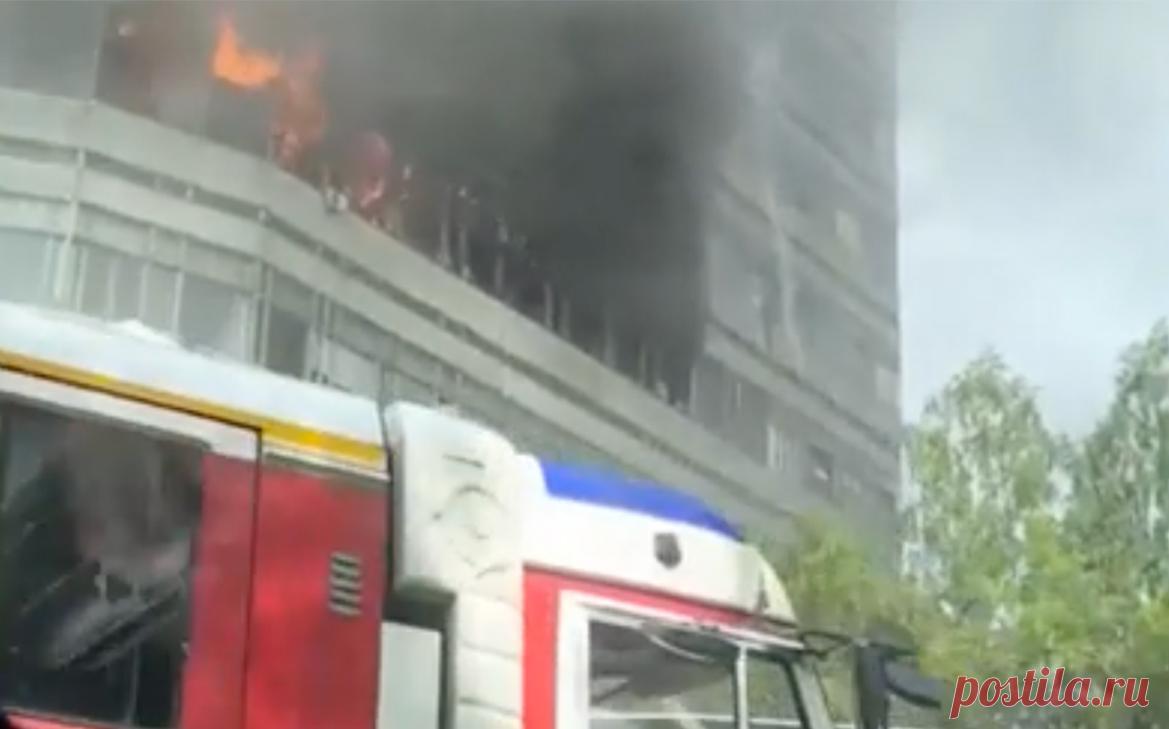 В МЧС назвали число людей в горящем здании НИИ во Фрязино. По предварительным данным, в здании НИИ «Платан» в подмосковном Фрязино, где произошел пожар, находятся девять человек, сообщили РБК в пресс-службе МЧС России
 
 Одного человека спасли, говорится в сообщении.