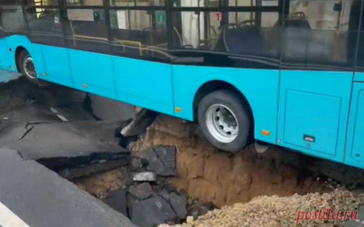 В Казани на фоне дождей под троллейбусом провалился асфальт. В Казани на перекрестке улиц Сахарова и Закиева обвалился асфальт.