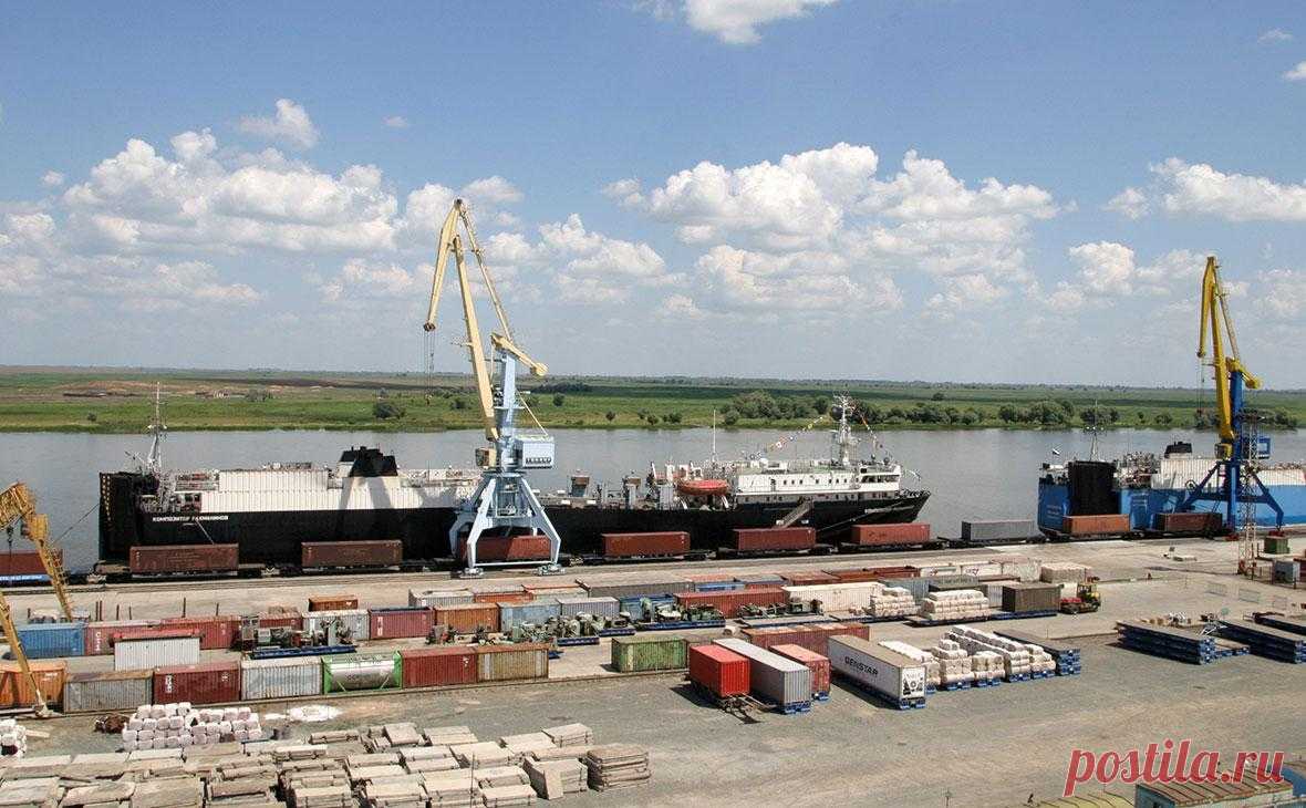 Украинские беспилотники атаковали каспийский морской порт Оля. Судно повреждено обломками сбитого украинского БПЛА в морском порту Оля в Астраханской области, сообщил губернатор региона Игорь Бабушкин.