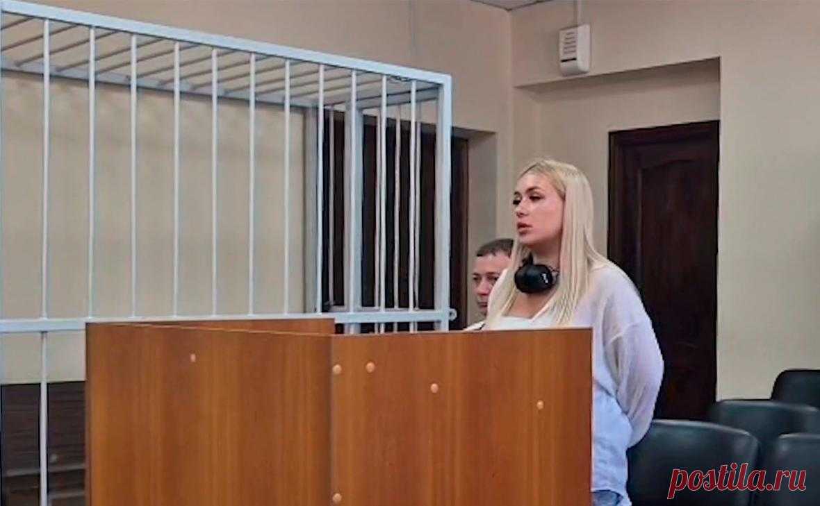 Суд наказал автора видео с селфи на фоне пожара в Сочи после атаки БПЛА. Адлерский районный суд оштрафовал на 30 тыс. руб. жительницу Сочи Карину Ощуркову за съемку и публикацию видео на фоне горящей нефтебазы после налета БПЛА, сообщили в объединенной пресс-службе судов Кубани.
