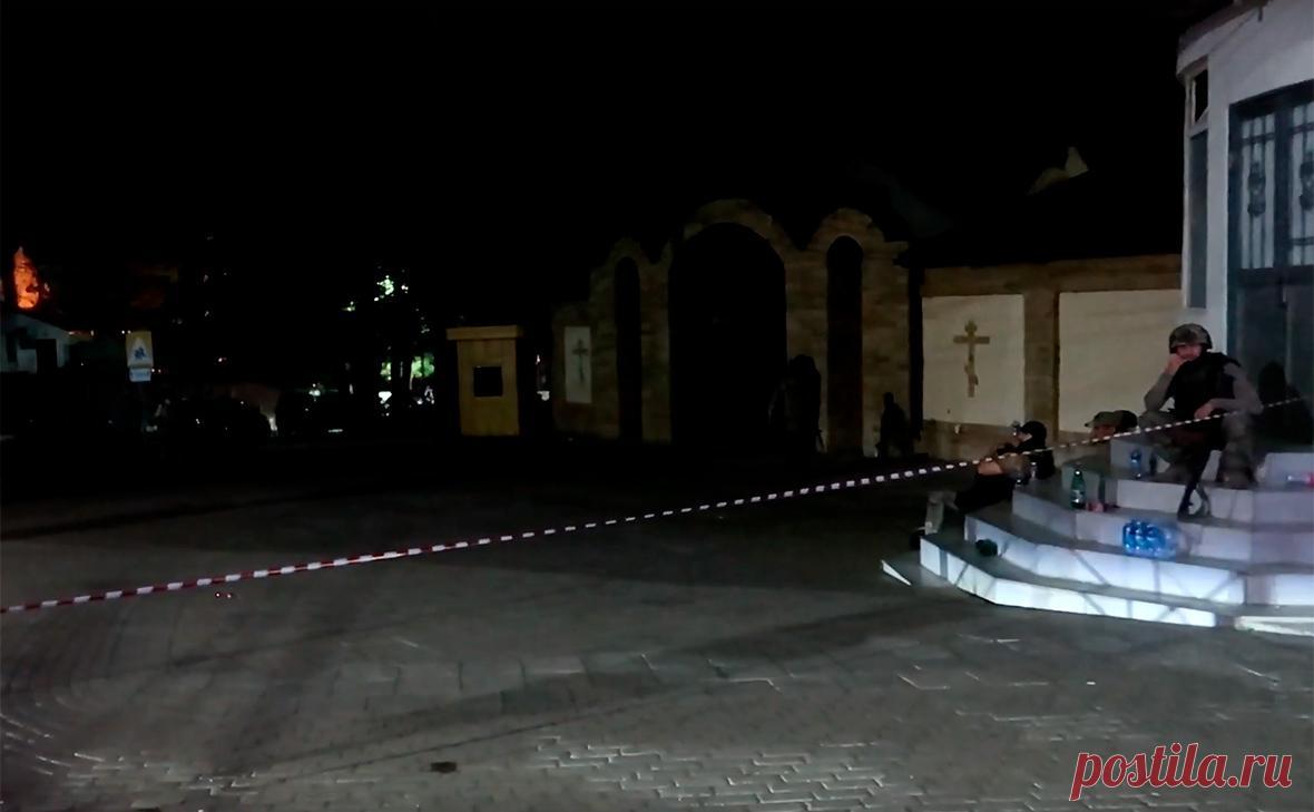 В ФЕОР сообщили о состоянии дербентской синагоги после теракта. Историческая синагога в Дербенте, которая подверглась нападению в воскресенье, почти полностью выгорела изнутри в результате устроенного террористами пожара.