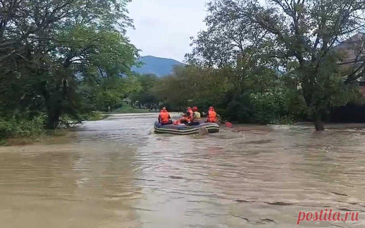 Появилось видео с автобусом с 25 человеками, упавшим в реку на Кубани. В селе Дефановка Туапсинского муниципального округа Краснодарского края автобус упал с моста в реку, сообщает пресс-служба оперативного штаба региона.
