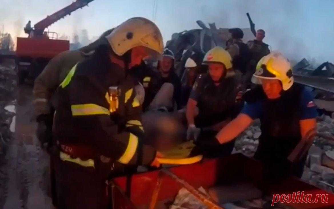 МЧС показало кадры спасения второго мужчины из-под завалов под Рязанью. Из-под завалов обрушившегося в результате взрыва в пороховом цеху завода «Эластик» Рязанской области спасли второго мужчину.