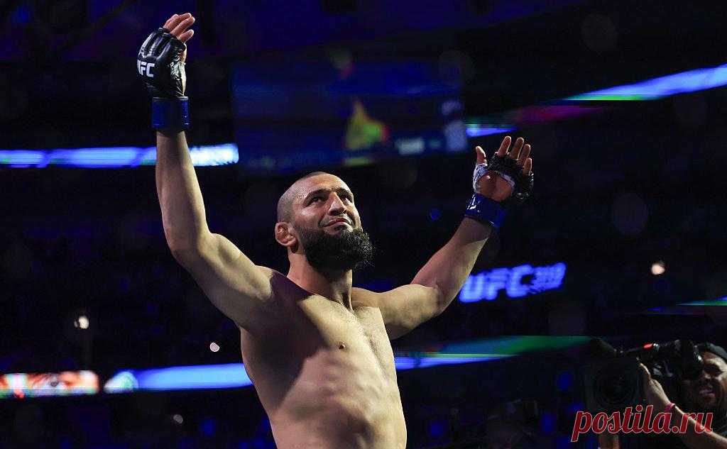 Хамзат Чимаев стал новым чемпионом UFC в среднем весе. Уроженец Чечни в главном бою турнира UFC 319 победил южноафриканца Дрикуса дю Плесси и завоевал чемпионский пояс