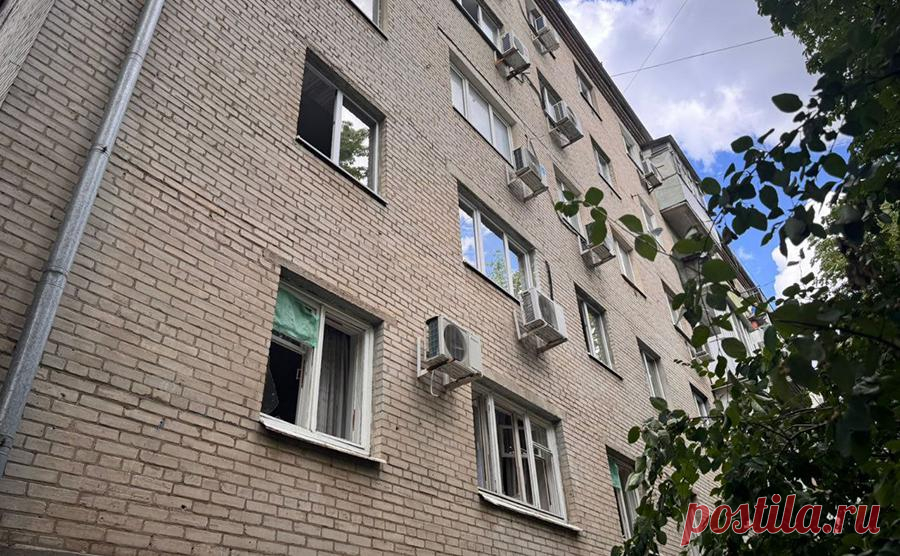 Губернатор уточнил последствия атаки дронов на Ростов-на-Дону. В Ростове-на-Дону при атаке беспилотников повреждения получили десять многоэтажных домов, при этом ранено 13 человек, из домов власти эвакуировали 212 человек.