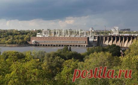 Гидрологи не исключили военные цели открытия шлюзов на ДнепроГЭС. Об открытии Киевом всех шлюзов на ДнепроГЭС и массовом сбросе воды накануне сообщил Сальдо. Опрошенные РБК гидрологи не исключили военных целей данного действия, при этом о массовых затоплениях, по их словам, речи не идет