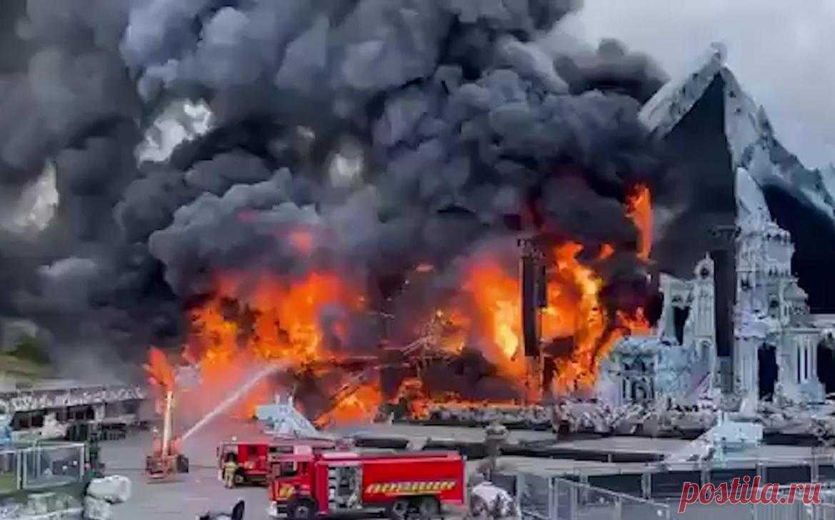 В Бельгии пожар разрушил сцену музыкального фестиваля. Видео. В бельгийском городе Боме пожар разрушил главную сцену фестиваля электронной музыки Tomorrowland, передает De Telegraaf.