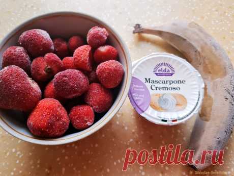 Клубнично-банановое мороженое без сливок и сахара Меняю изредка некоторые продукты в рецепте. Потому что так интересней. Вместо, например, клубники беру любые кисло-сладкие фруктово-ягодные варианты – яблоки, сливы, вишни и пр., которые предварительно замораживаю. Благодаря банановой основе не понадобится никакой подсластитель. Поэтому бананами