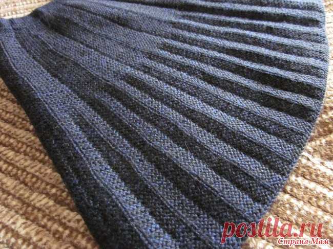 Юбка школьная Всем ДОБРОГО ДНЯ!  Связала внучке юбку, а показать и забыла. Хотела сделать фотографии на ней, но сколько ни пыталась, не получилось - юбка темная, всё сливается.