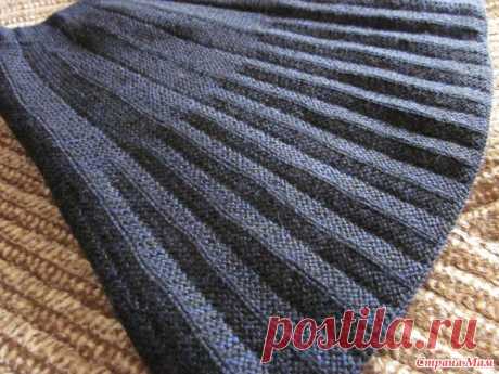 Юбка школьная Всем ДОБРОГО ДНЯ!  Связала внучке юбку, а показать и забыла. Хотела сделать фотографии на ней, но сколько ни пыталась, не получилось - юбка темная, всё сливается.