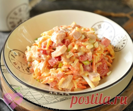 Салат з копченою курячою грудкою та корейською морквою - Світ рецептів Салат з копченою курячою грудкою, корейською морквою, сиром та яйцями простий, швидкий у приготуванні, ситний та дуже смачний