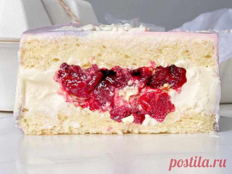 Бенто торт 🍰 классический рецепт пошагово с фото Сливочно-ванильный мягкий и нежный бисквит, воздушный крем-чиз и 🍒 вишнёвое / 🍓 клубничное конфи - классическая начинка для 🍰 Бенто торта. Поскольку bento-cake - это маленький и простой тортик на 1-2 человек, реже 4 персон (диаметром от 10 до 14 см) в специальном эко-боксе. Вес этих малышей от 400 до 650-700 гр, оформление простенькое кремовое - мазки, надписи, рисунки. 🎂