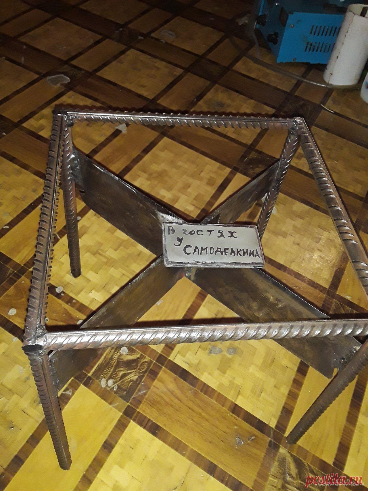 Приспособления для рубки мелких дров на щепку Здравствуйте уважаемые местные и гости, как всегда, появилось немного свободного времени и решил что-нибудь сделать для мастерской. Обычно я приходу в мастерскую и растапливаю горн чтобы было тепло, а щепки рублю то топором, то ножом. И решил себе собрать очень простое, но нужное приспособление