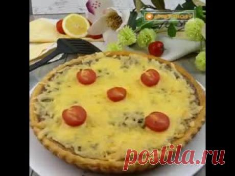 СЛОЕНЫЙ ОТКРЫТЫЙ ПИРОГ С ТУНЦОМ. ИНГРЕДИЕНТЫлук 1 шт. шпинат 200 г. консервированный тунец 420 г. мягкий творог 190 г. молоко 100 мл. яйца 3 шт. сметана 50 мл. мука 25 г. слоеное тесто 500 г. сыр 50 г. помидоры черри 50 г.