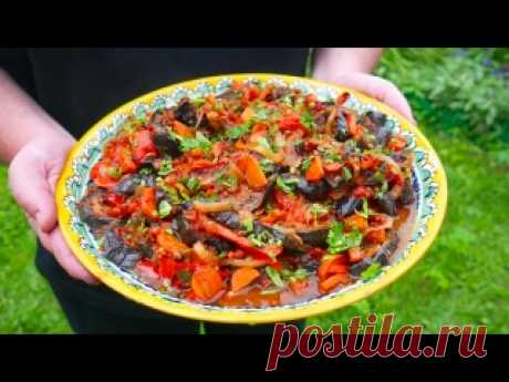 Сезонный хит - Идеальная Закуска из Овощей Вам понадобится:Баклажаны 1кгПомидоры 1кгПерец сладкий 500гМорковь 500гЛук репчатый 300гЧеснок 7 зубчиковБазилик/кинза/петрушка по 30гХмели-сунелиАджикаСольМасло растительное 100г