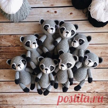 Енотик Тимошка Енотик ТимошкаБудет достаточно белой, серой и черной пряжи.